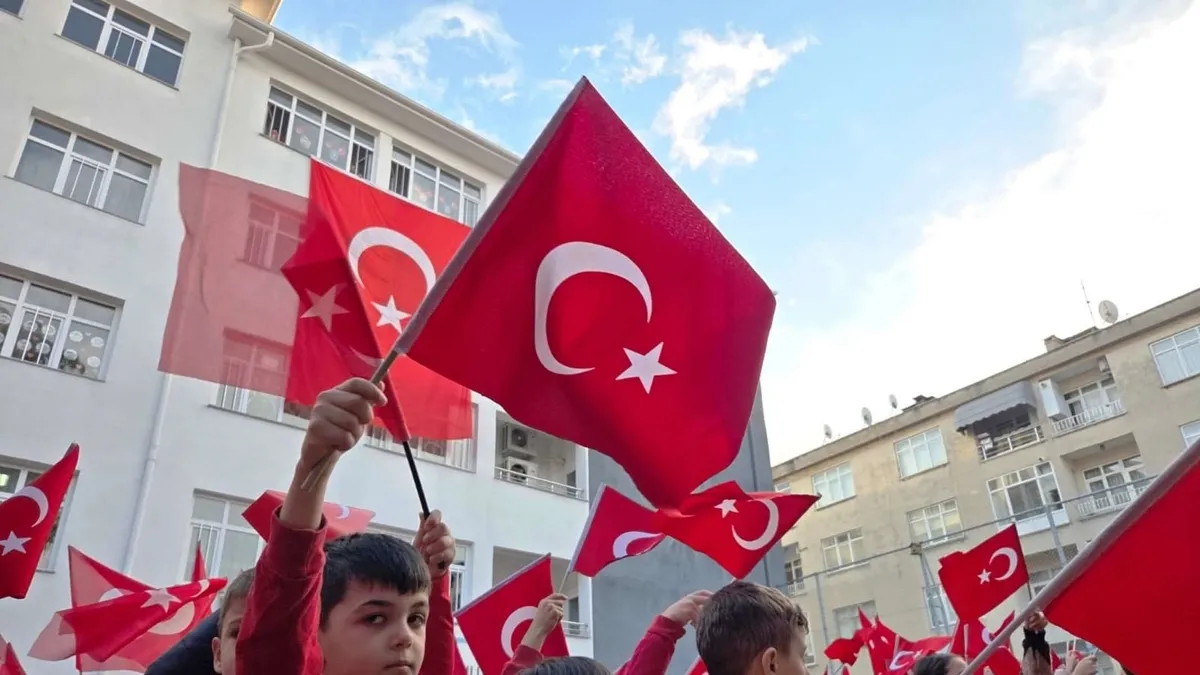 Yüreği büyük miniklerden anlamlı mesaj! İlk ders: Bayrak sevgisi