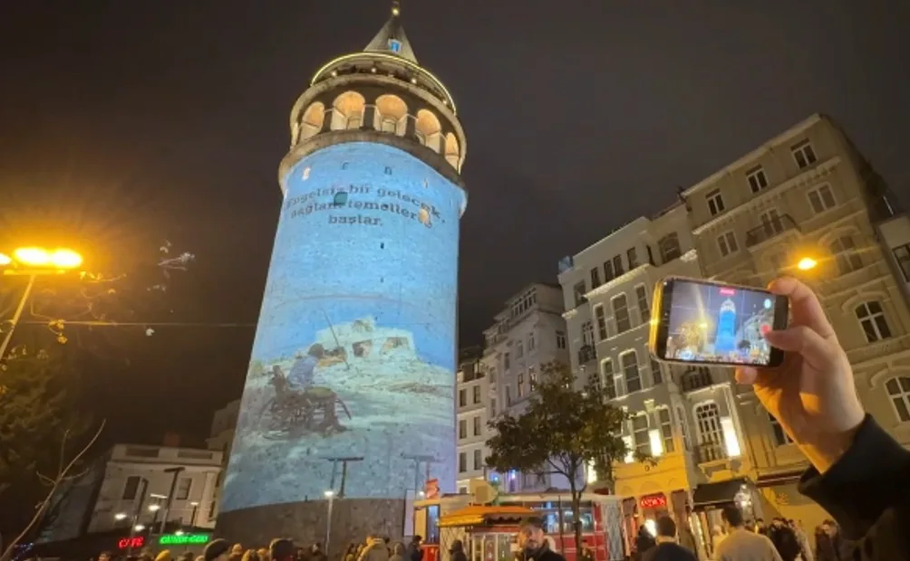 Galata Kulesi’ne 6 Şubat depremlerinin yıl dönümü dolayısıyla video yansıtıldı