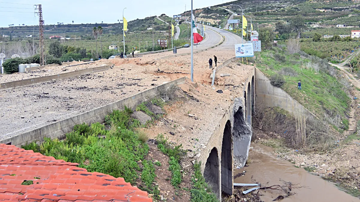 İsrail Lübnan’ın güneyindeki Rahal Köprüsü’nü vurdu! A Haber ekibi bölgeden aktardı