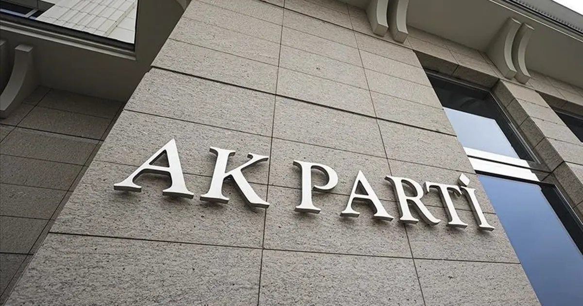 AK Parti’den “Ay yıldızın gölgesinde güvendeyiz” paylaşımı
