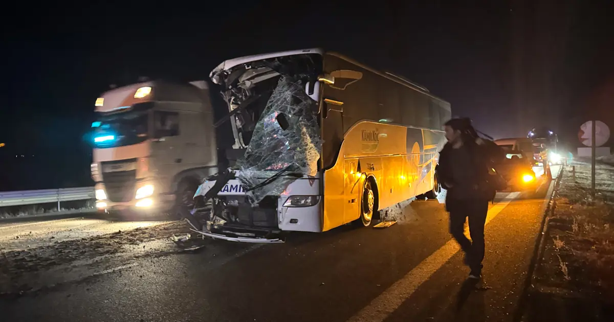 Anadolu Otoyolu’nda kaza: Hostes öldü, 15 yaralı