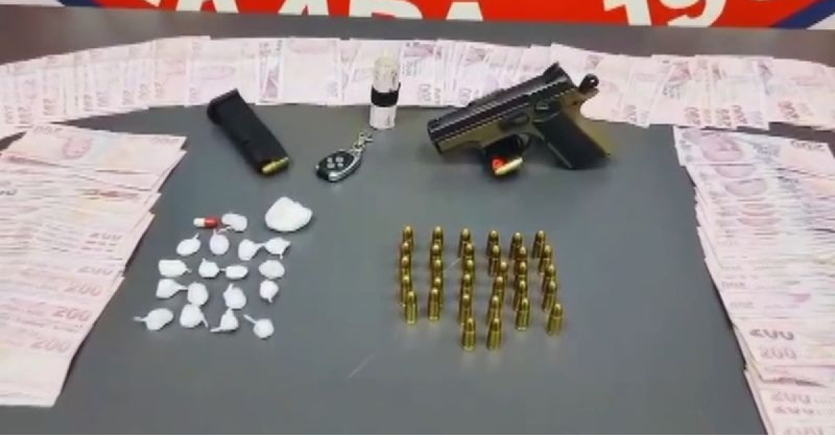 Araçtaki gizli bölmeden silah ve uyuşturucu çıktı