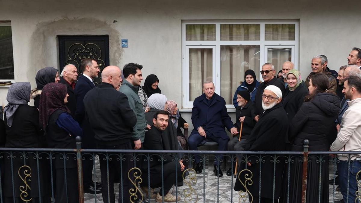 Baba ocağına bayram ziyareti: Cumhurbaşkanı Erdoğan komşuları ile bir araya geldi