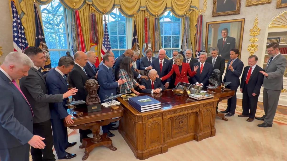 Beyaz Saray’da ilginç görüntü! Trump için toplanıp dua ettiler