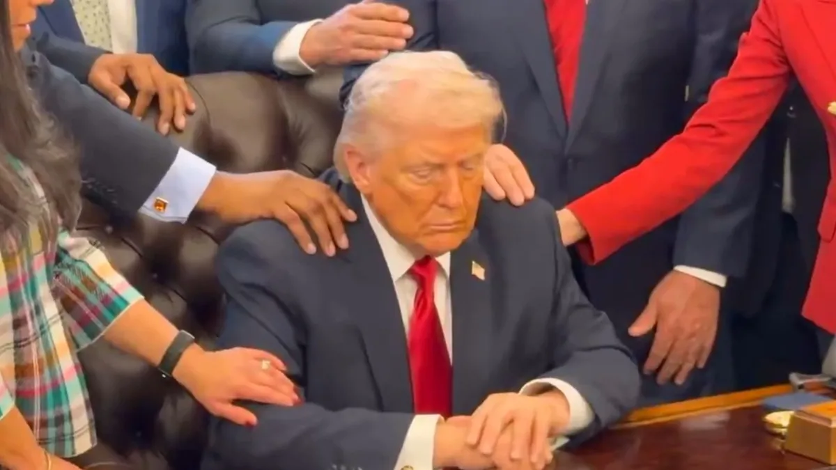 Beyaz Saray’da sıradışı ayin! Oval Ofis’te Trump için dua halkası: “İsa’nın adıyla…”