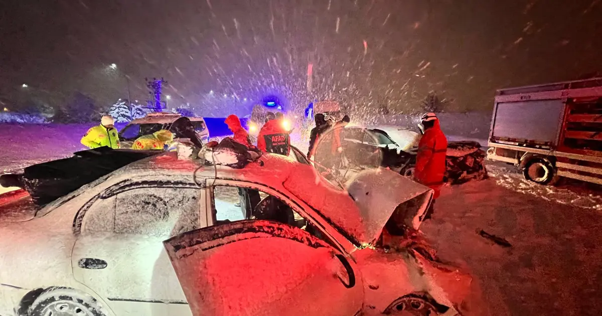 Bitlis’te iki otomobil çarpıştı, 7 kişi yaralandı