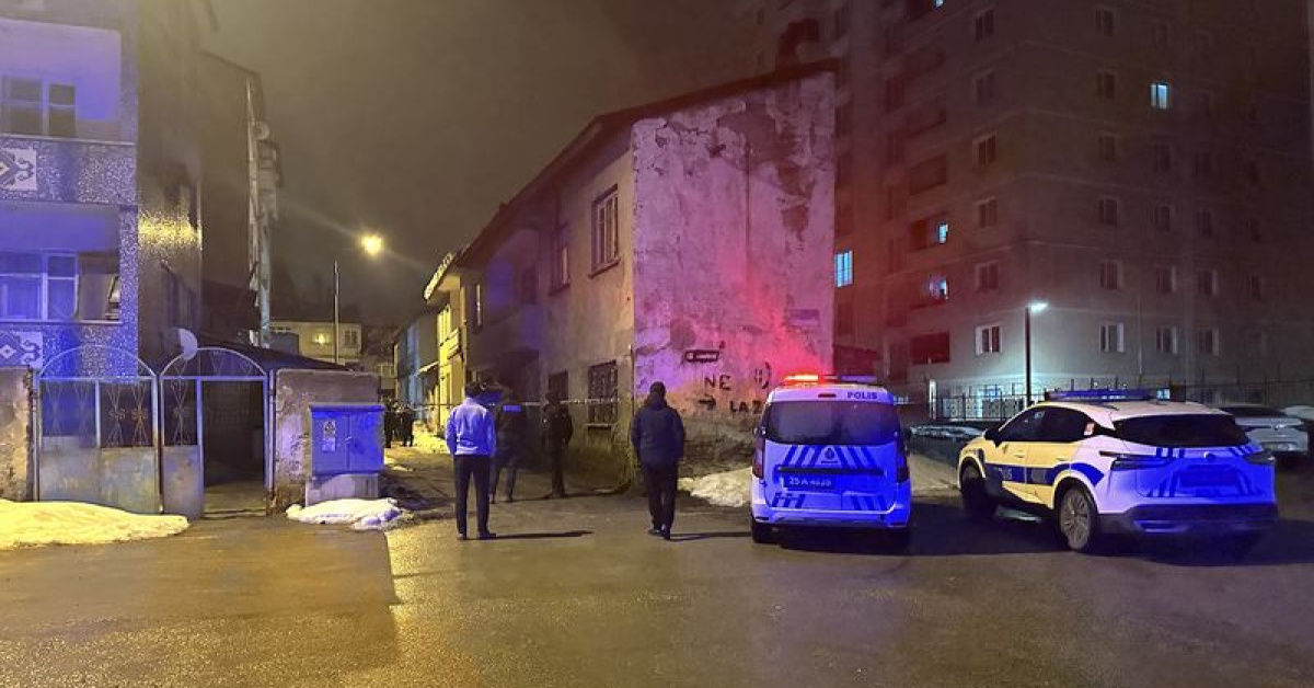 Boğazından bıçaklanmış halde ölü bulundu