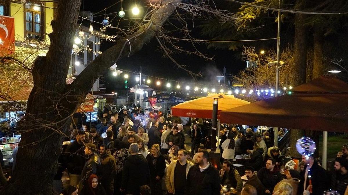 Bursa’da sahur kuyruğu: Yüzlerce kişi tarihi Abdal Meydanı’nda buluştu