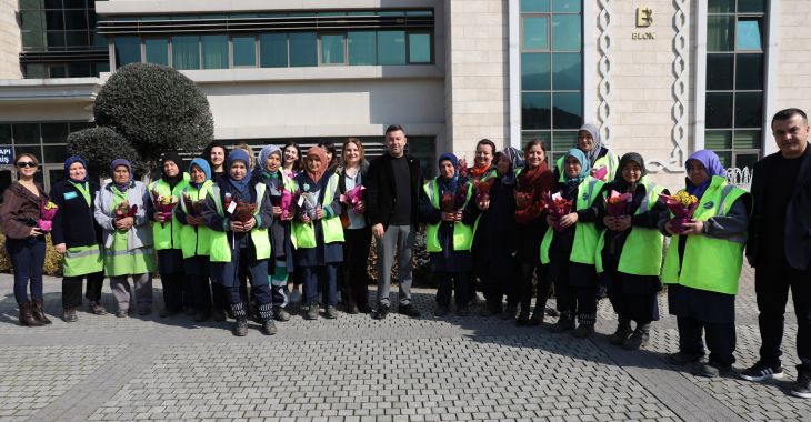Büyükşehir’den kadın çalışanlara çiçek jesti