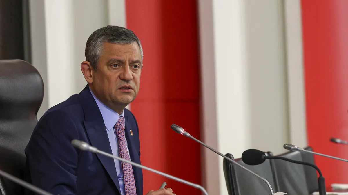 CHP lideri Özgür Özel’den İmamoğlu’na duş: Onların yolunu bekleyemeyiz