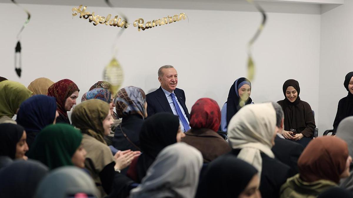 Cumhurbaşkanı Erdoğan’dan kız öğrenci yurduna ziyaret