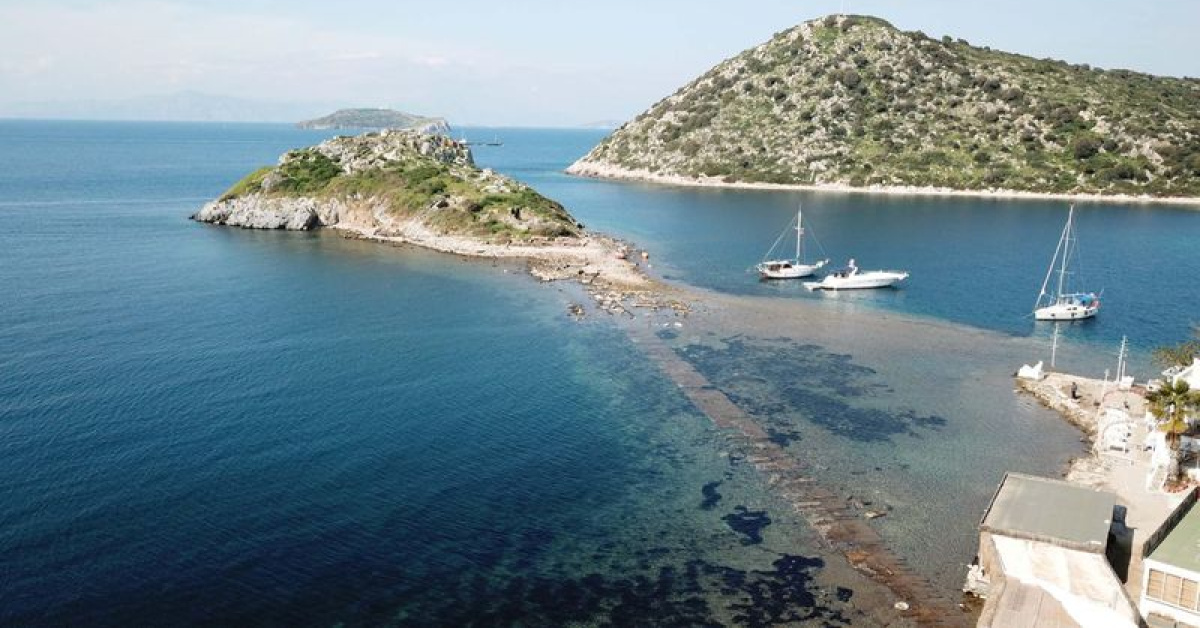 Deniz çekildi, ‘Kral Yolu’ ortaya çıktı