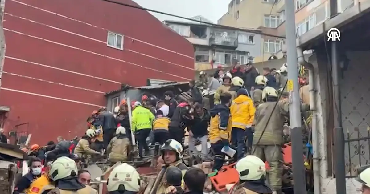Fatih’te patlama sonrası iki bina çöktü. Olay yerinden ilk r