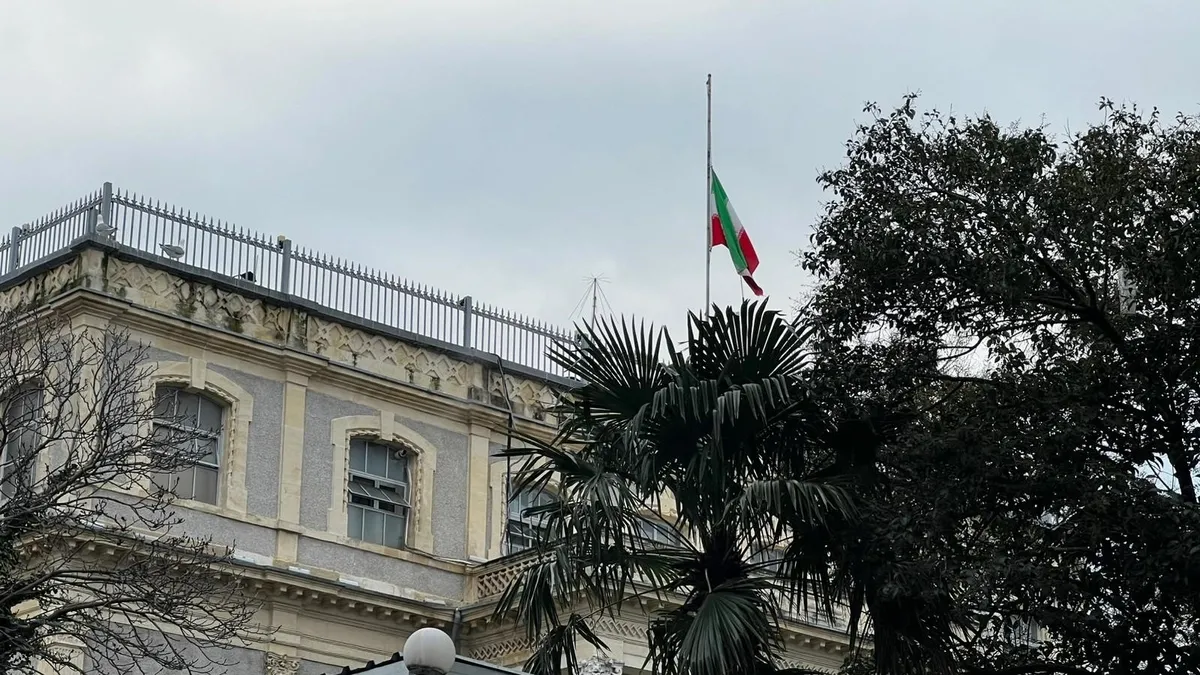 İstanbul İran Başkonsolosluğu’nda bayrak yarıda