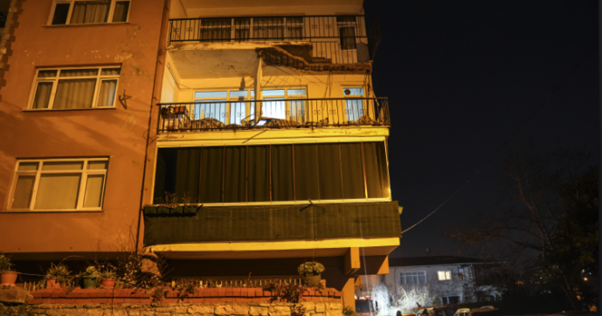 İstanbul’da balkonu çöken apartman tahliye edildi