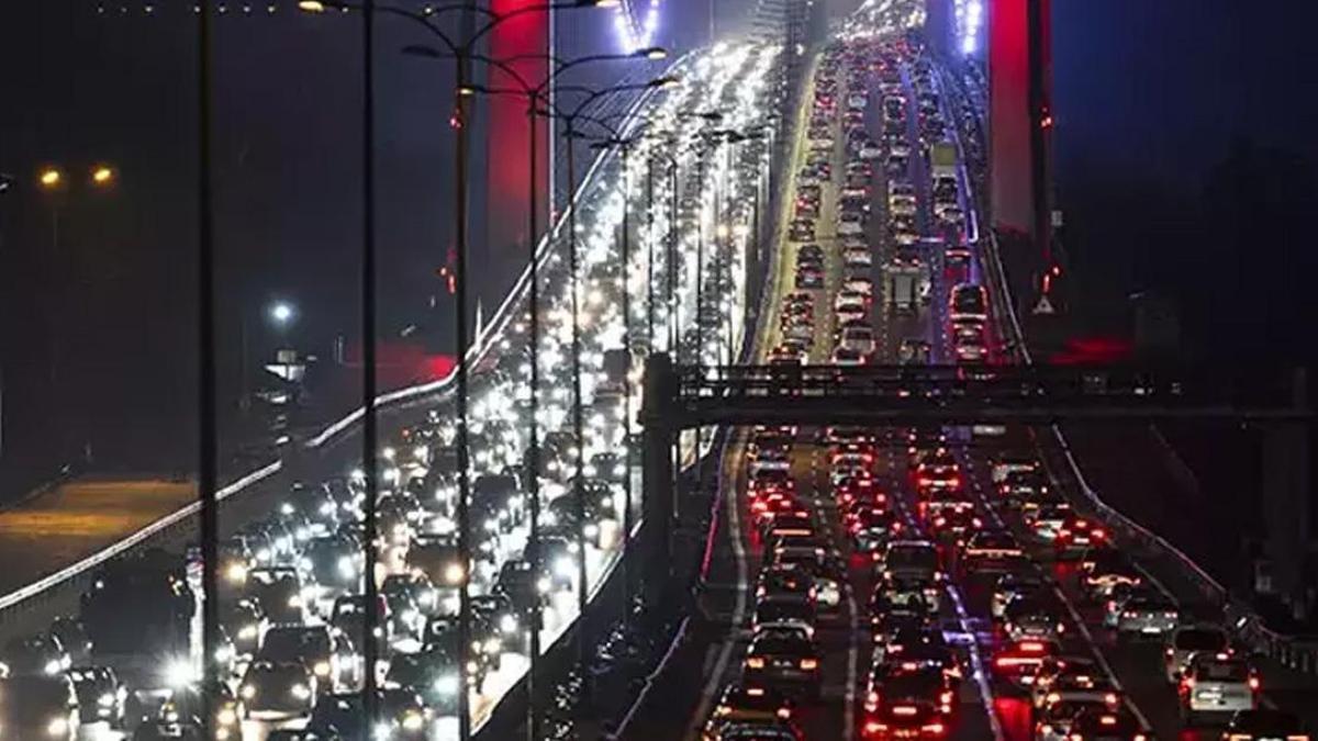 İstanbul’da gece saatlerinde trafik yoğunluğu!