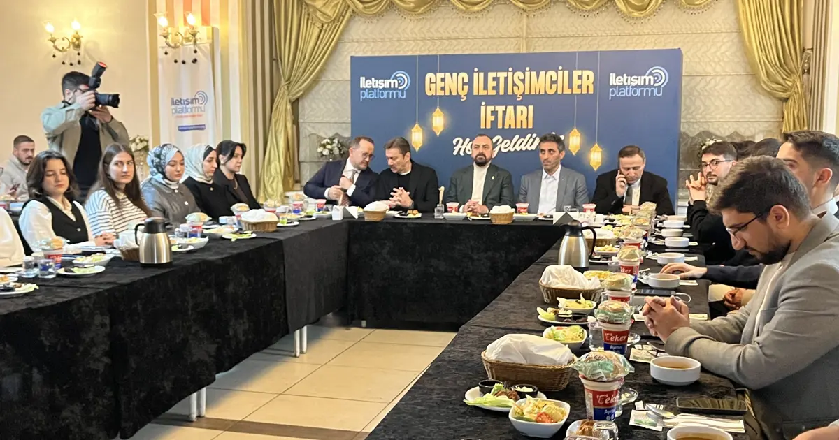 İstanbul’da iletişim fakültesi öğrencileri AK Parti’nin düzenlediği iftarda buluştu