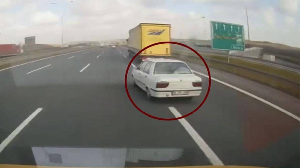 İstanbul’da makas atan sürücünün bariyere çarptığı kaza kamerada