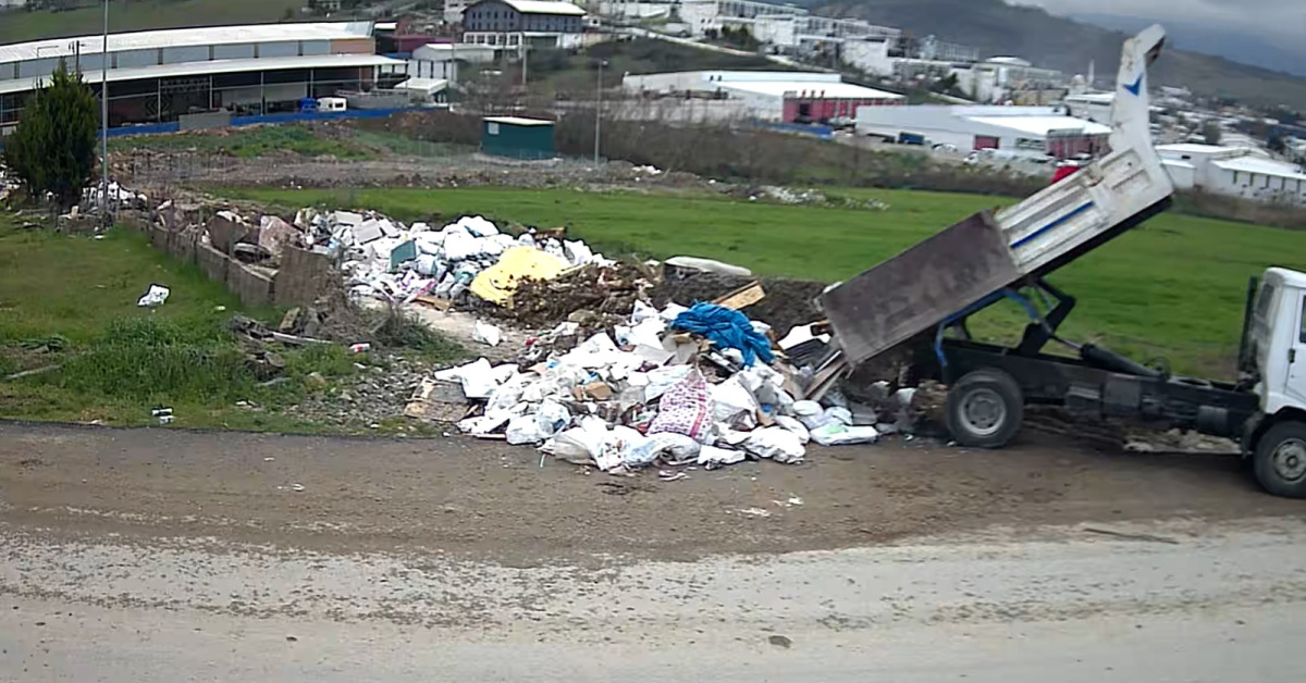 Kaçak döküm yapanlar fotokapana yakalandı