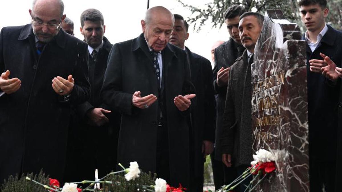 MHP Genel Başkanı Bahçeli, Alparslan Türkeş’in kabrini ziyaret etti