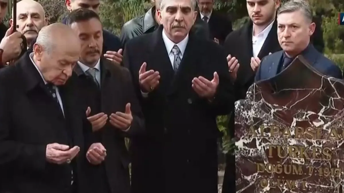 MHP lideri Bahçeli’den Alparslan Türkeş’in kabrine bayram ziyareti