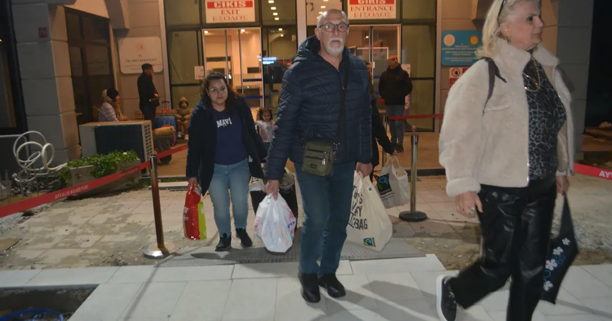 Midilli Adası’nda kriz çözüldü. Mahsur kalan Türk tatilciler yurda döndü