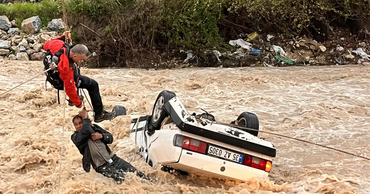 Muğla’da otomobil sele kapıldı. Bir kişi kurtarıldı, bir kişi hayatını kaybetti