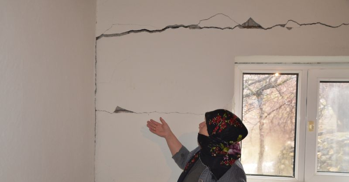 Muş’ta bir evde çatlaklar oluştu