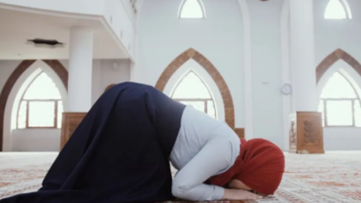Öğle namazı nasıl kılınır? Öğle namazı kaç rekattır? Öğle namazı kılınışı Diyanet bilgileri…