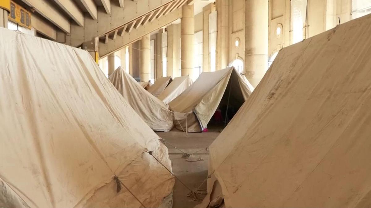 Saldırılar sonrası stadyuma sığındılar! CNN TÜRK Beyrut’ta çadırlardaki yaşamı di