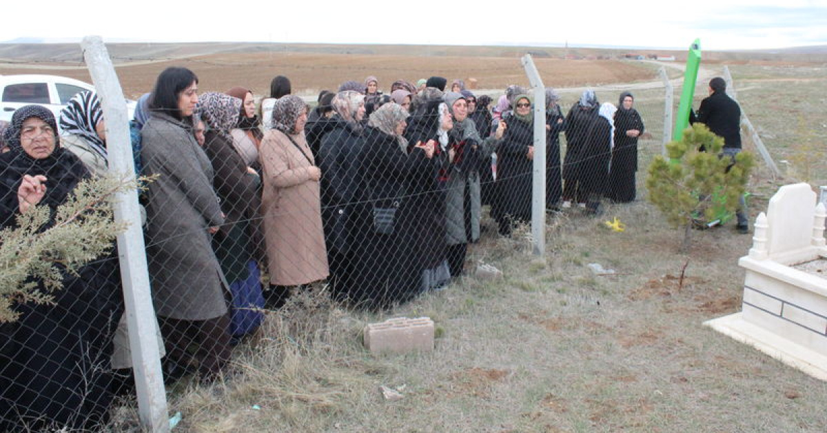 Saldırıya uğradığı mezarlıkta toprağa verildi!