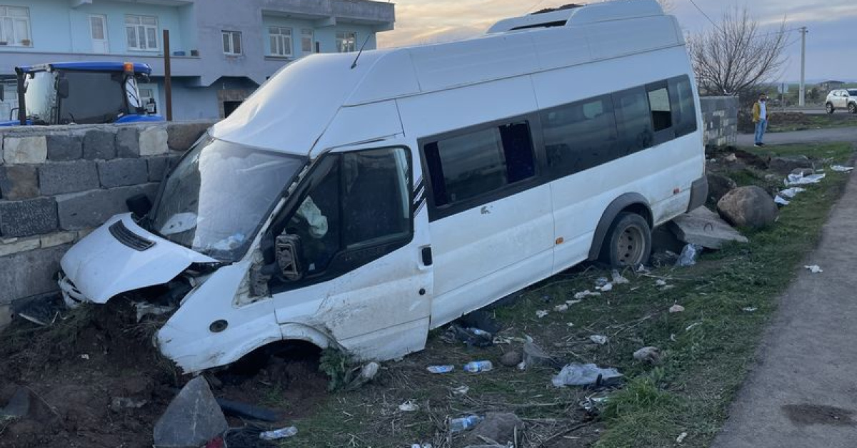 Servis minibüsü bahçe duvarına çarptı: 10 yaralı