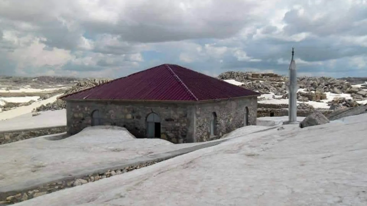 Toroslar’ın zirvesinde 741 yıllık cami kar altında kaldı