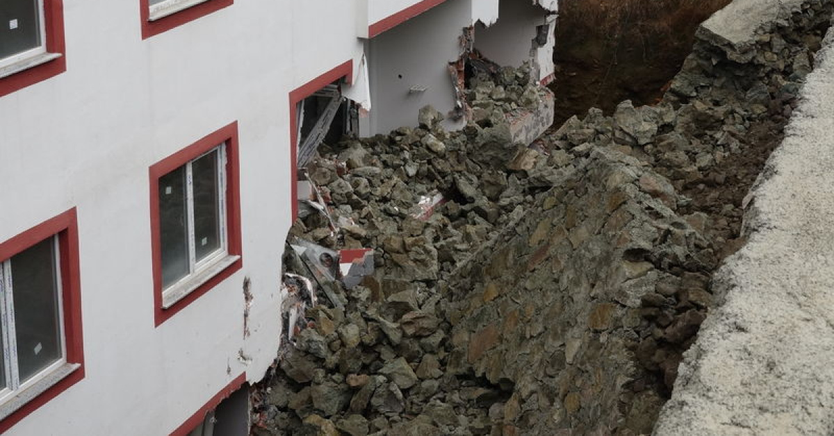 Trabzon’da istinat duvarı çöktü
