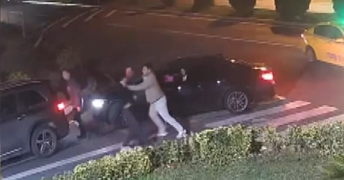 Trafikte tartıştığı sürücüye silah çekti