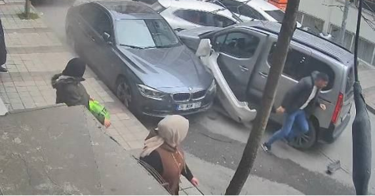 Trafikteki tartışmada araca çarptı!