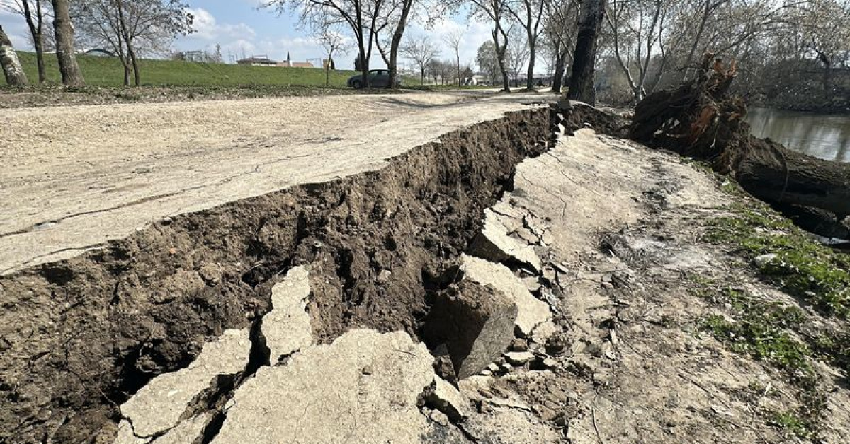 Tunca Nehri kenarında dikkat çeken çatlaklar!