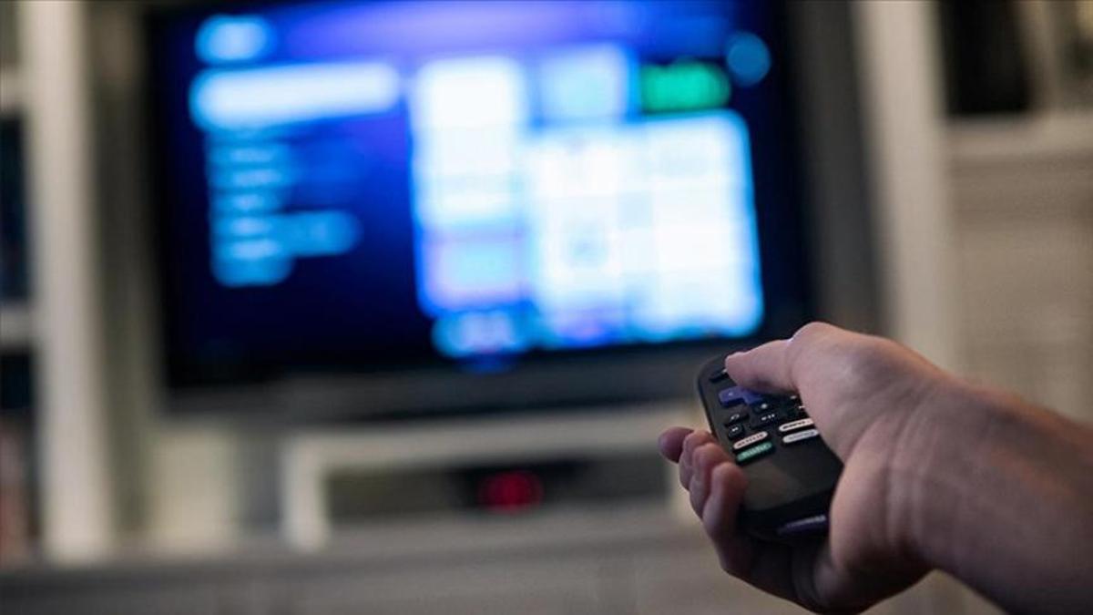 Türkiye’de televizyonun tahtı sallanmıyor! Diziler yine zirvede: Hanelerde günlük 6 saat TV izleniyor