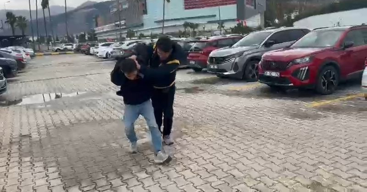 Tuvalette gizlice kadınların rini çekti