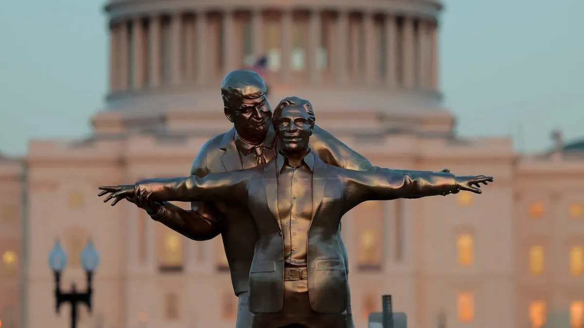 Washington’a Donald Trump ve sapık Epstein’in yeni heykeli dikildi! Poz Titanic’ten