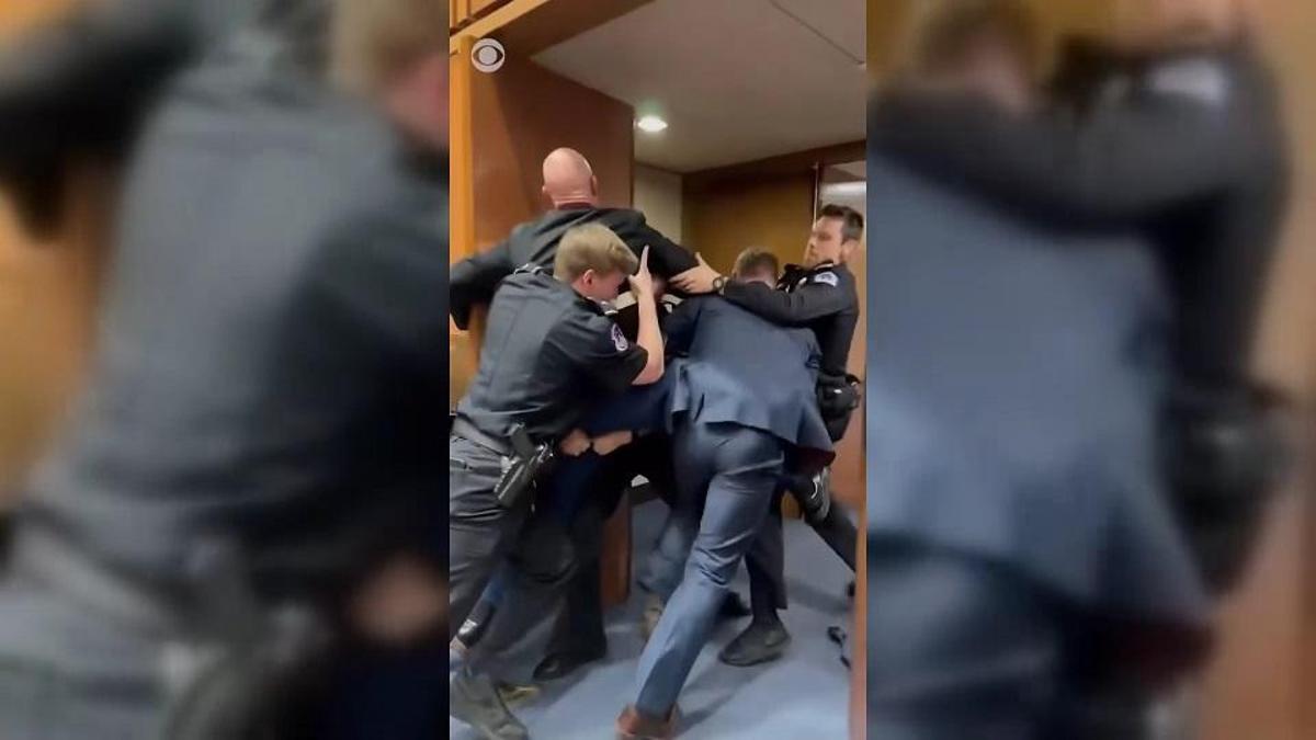 Yaka paça dışarı atıldı! Eski askerden ‘savaşa hayır’ protestosu