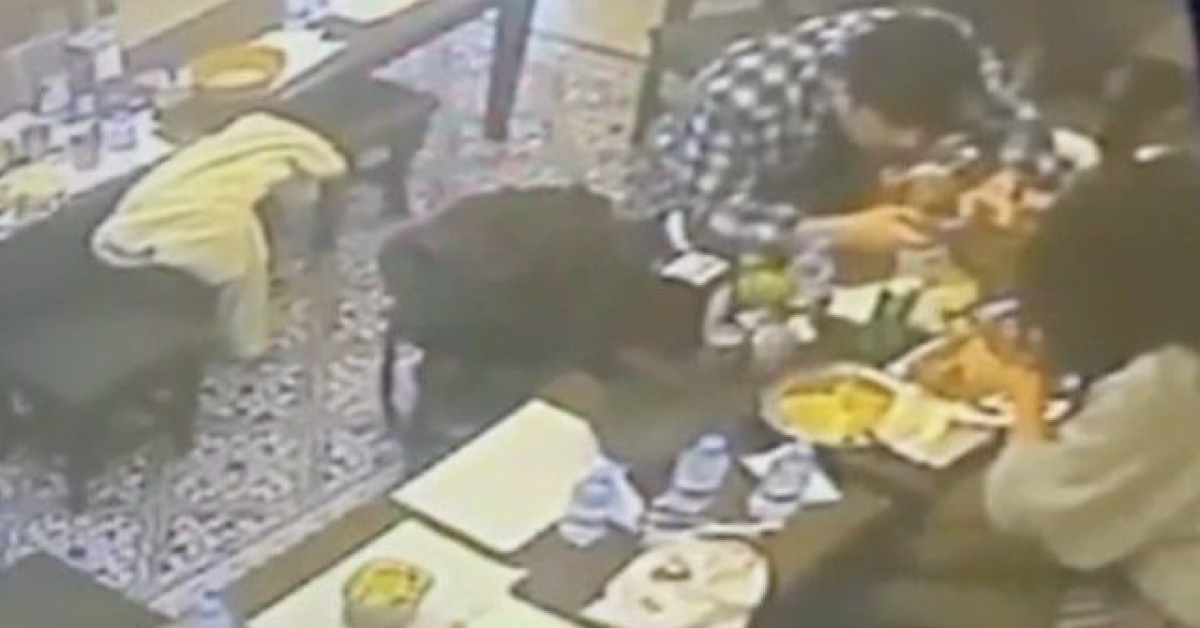 Yemek yerken dudağını böcek ısırdı!