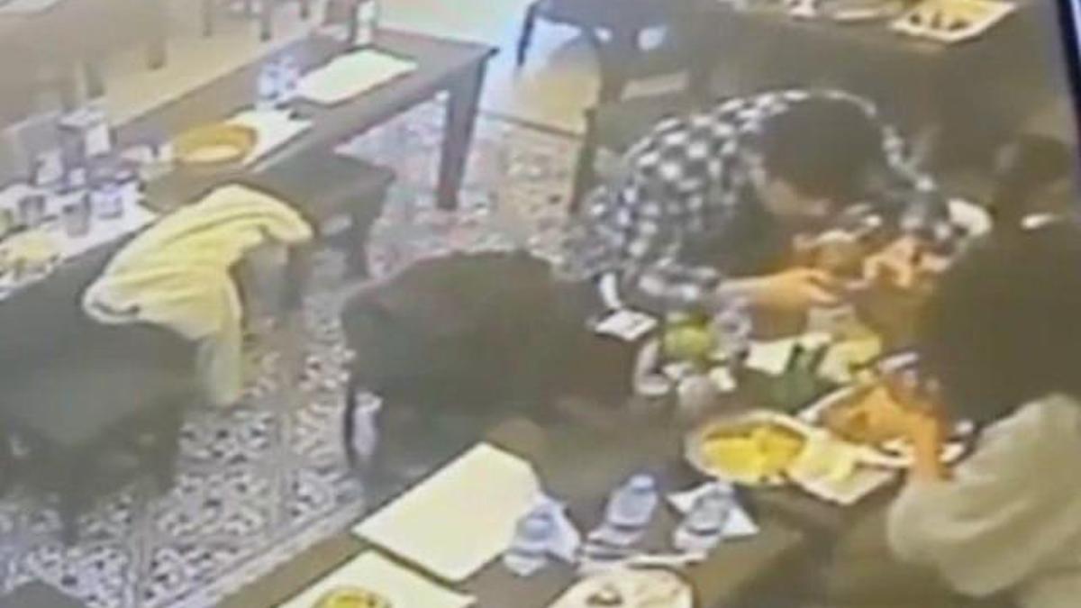 Yer: Taksim… Restoranda akılalmaz olay! Yemekten çıkan böcek adamın dudağını ısırdı