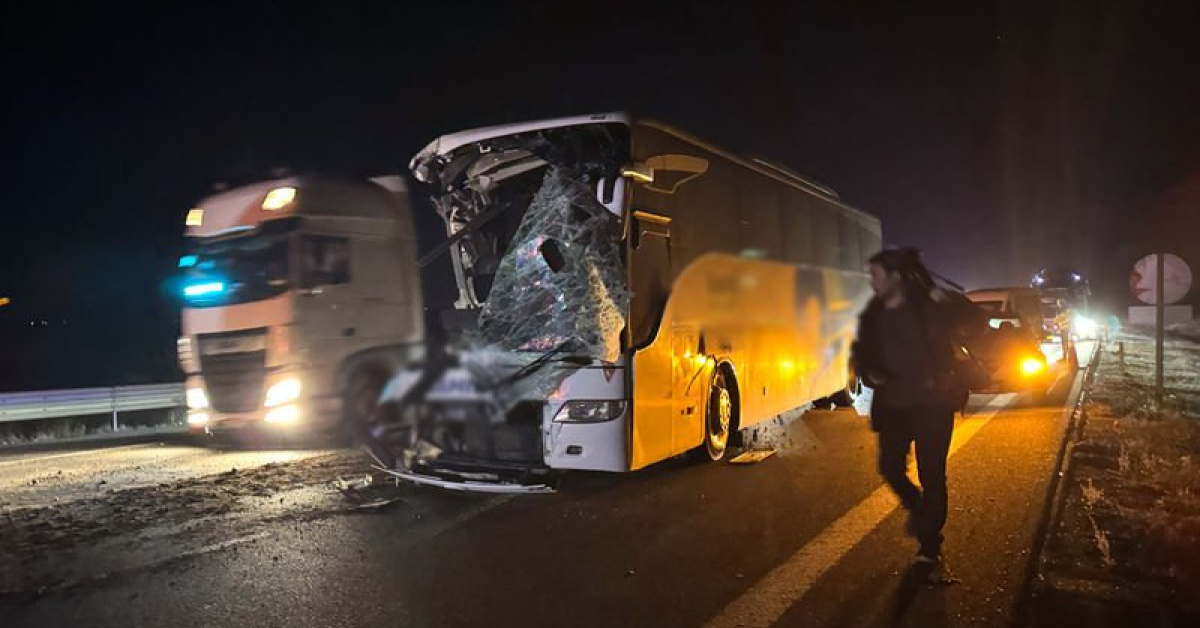 Yolcu otobüsü çekiciyle çarpıştı: 1 ölü, 15 yaralı