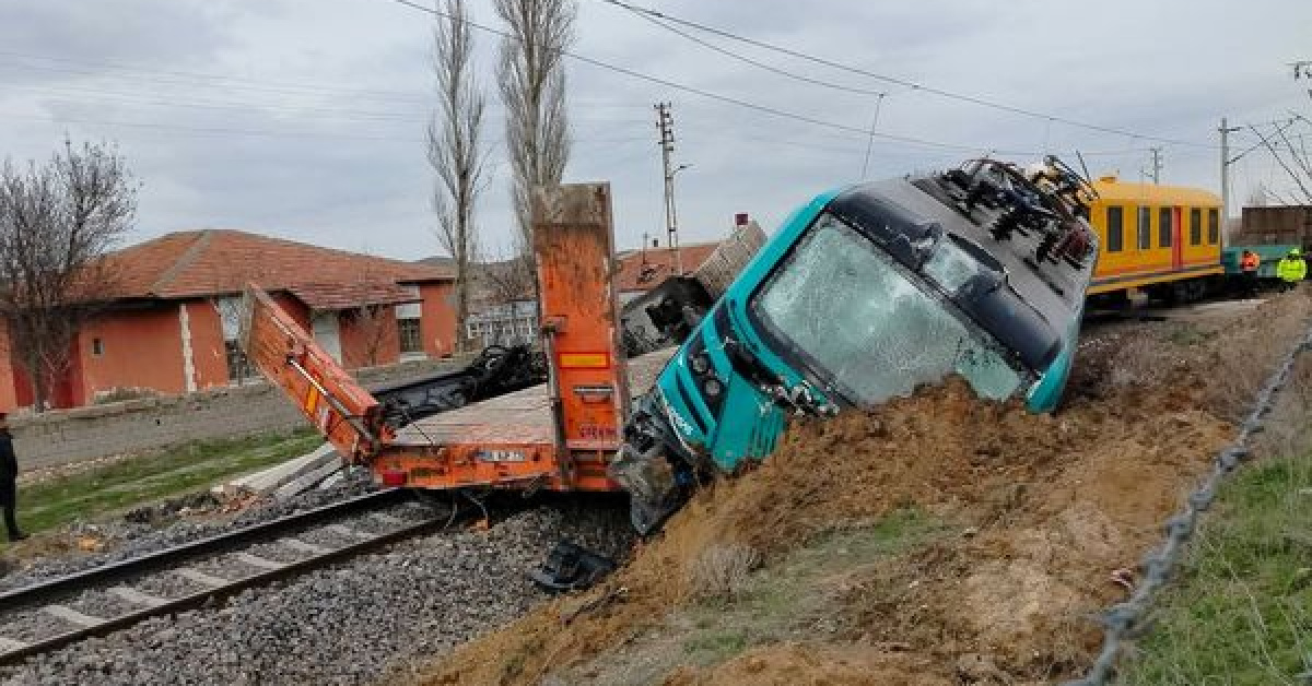 Yük treni hemzemin geçitte TIR’a çarptı: 2 yaralı