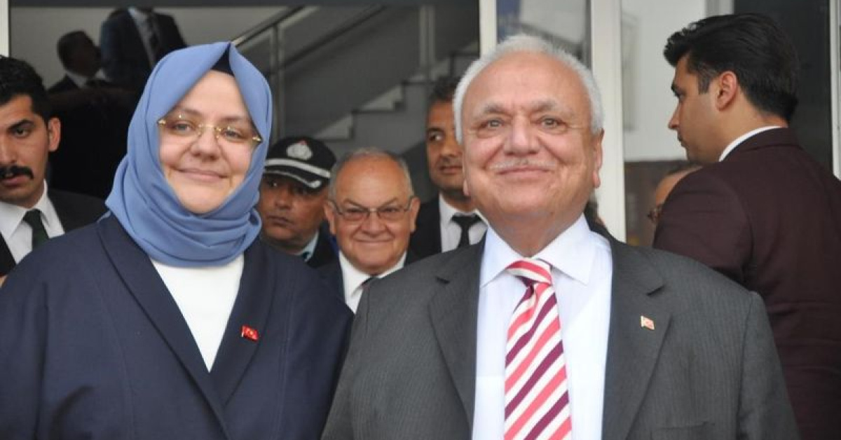Zincirleme kazada 2 eski bakan dahil 8 kişi yaralandı