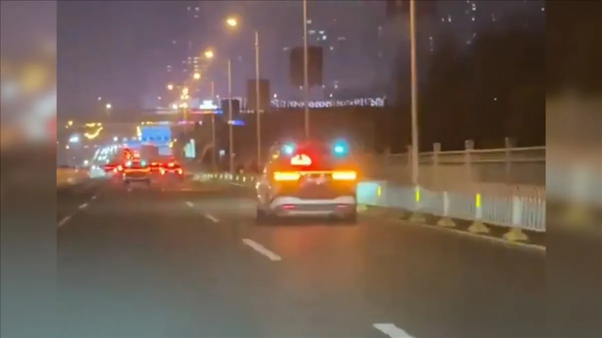Çin’de sürücüsüz taksiler yolda kaldı: Şehirde trafik durdu