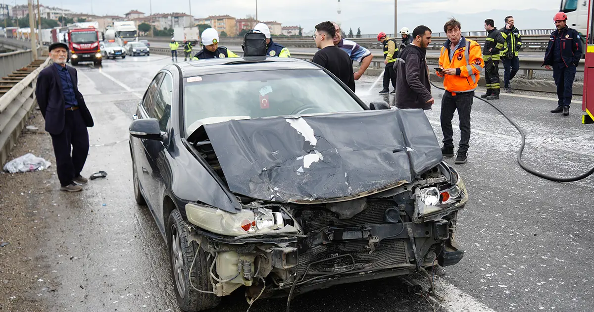 Trafik durdu. TEM Otoyolu’nda 7 araç birbirine girdi