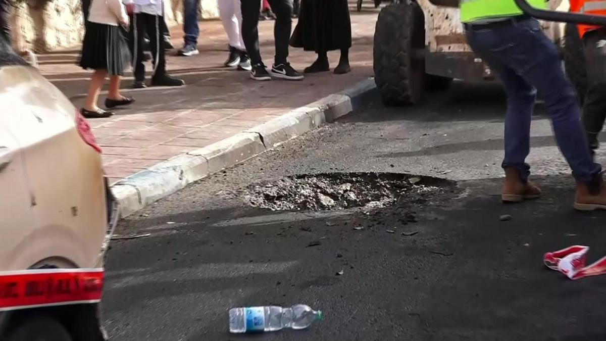 İran füzesi İsrail’e düştü: Çukur açıldı