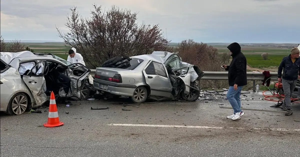 Eskişehir-Ankara yolunda otomobil karşı şeride geçti. 4 ölü, 2 yaralı